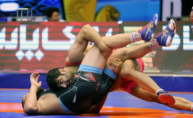 برتری مدعیان در آغاز کشتی آزاد باشگاه های جهان/ پیروزی سعدالله یف، اسنایدر و علیرضا کریمی