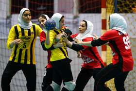 دیدار تیم های هندبال بانوان هیات هندبال اصفهان و شهید چمران لارستان