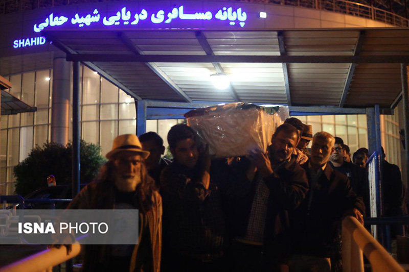 پیکر خالو محمدقنبر هرمزی به سوی جزیره هرمز بدرقه شد