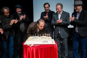 فرهاد ناظرزاده کرمانی شمع تولد هفتاد سالگی خود را در میان جمعی از اهالی تئاتر فوت کرد.