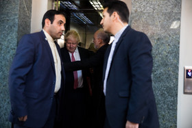 گفتگوی علی‌اکبر صالحی و بوریس جانسون، وزیر خارجه انگلیس در آسانسور ساختمان  سازمان انرژی اتمی.