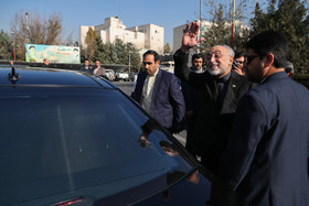 علی‌اکبر صالحی در حال بدرقه بوریس جانسون، وزیر خارجه انگلیس پس از دیدار و گفتگوی مشترک.