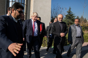 علی‌اکبر صالحی در حال بدرقه بوریس جانسون، وزیر خارجه انگلیس پس از دیدار و گفتگوی مشترک.