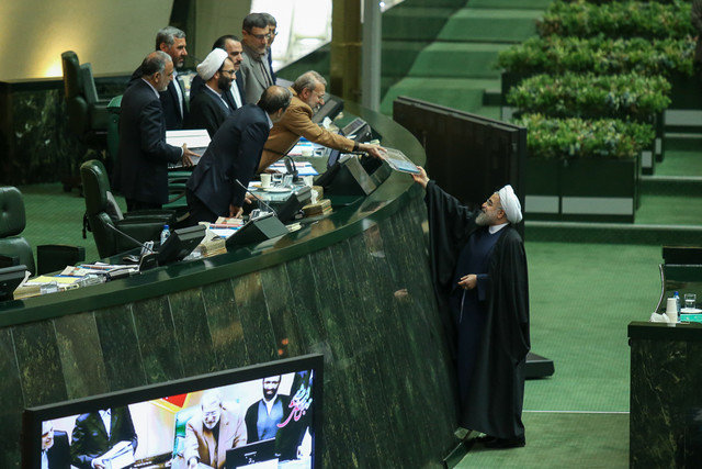 روحانی در مجلس