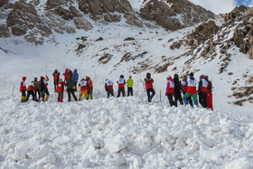 ادامه عملیات جستجوی آخرین مفقودی حادثه بهمن اشترانکوه لرستان