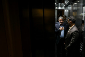 محسن هاشمی رییس شورای شهر در حال خروج از نشست مشترک اعضای شورای شهر تهران، ری و تجریش با استاندار تهران