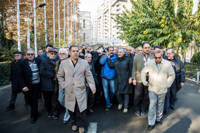 حمل پیکر محمد صالحی بر دستان خانواده، دوستان او