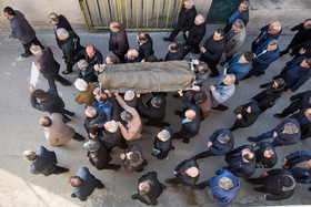 حمل پیکر محمد صالحی بر دستان خانواده، دوستان او