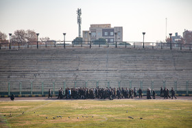 گرداندن پیکر محمد صالحی دور زمین فوتبال بر دستان خانواده و دوستان او