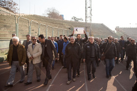 گرداندن پیکر محمد صالحی دور زمین فوتبال بر دستان خانواده و دوستان او