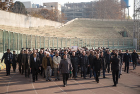 گرداندن پیکر محمد صالحی دور زمین فوتبال بر دستان خانواده و دوستان او