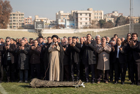 برپایی نماز میت در مراسم تشییع پیکر محمد صالحی