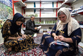 زنان و مردان در خانه و مغازههای خیابان کلاش مریوان، به کلاشبافی مشغول هستند.