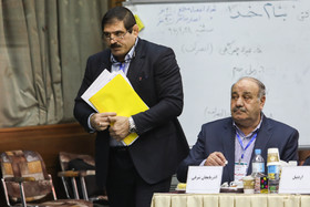 عباس جدیدی در حال ترک مجمع انتخابی ریاست فدراسیون کشتی