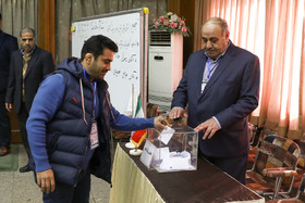 محمد طلایی در حال انداختن برگ رای در مجمع انتخابی ریاست فدراسیون کشتی