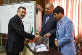  محمدرضا داورزنی معاون ورزش قهرمانی وزارت ورزش و جوانان در حال انداختن برگ رای در مجمع انتخابی ریاست فدراسیون کشتی