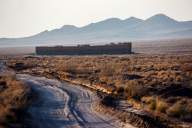 کاروانسرای «قلعه خرگوشی» یزد -از ندوشن به سمت روستای سورک و پس از گذشتن از معدن سنگ آهن سورک در مسیری خاکی و شنی به کاروانسرایی در ابعاد 80*80 متر با پایه هایی سنگی و دیوارهای آجری می رسیم.