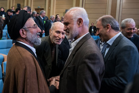 (از راست) مصطفی معین
،بهزاد نبوی و عبدالواحد موسوی لاری در بیست و پنجمین مجمع عمومی انجمن اسلامی جامعه پزشکی