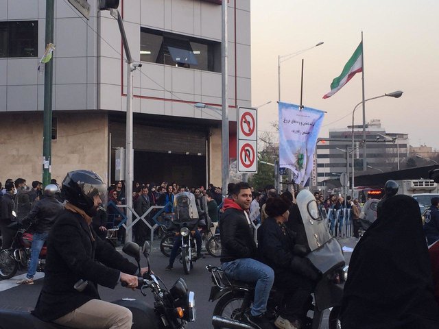 گزارشی از برخی ناآرامی‌ها در خیابان‌ انقلاب تهران