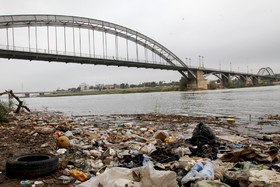 زباله‌هایی که در حاشیه رودخانه شناور مانده اند.