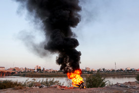 معتادانی که در میان نیزارهای حاشیه کارون زندگی می کنند، با جمع آوری لاستیک خودروها و آتش زدن آنها، سیم های داخل لاستیک ها را جدا کرده و با فروش آنها کسب درآمد می کنند.