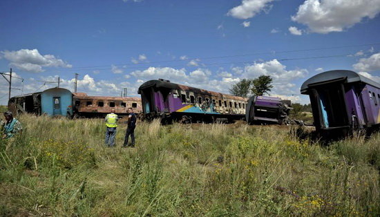 برخورد قطار مسافربری با کامیون در آفریقای جنوبی