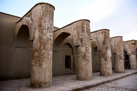 در زمان بازسازي مسجد در قرن سيزدهم هجري، به جاي طاق‌هاي مازه دار(بيضوي) اصلي كه اغلب فرو ريخته بودند، طاق‌هاي نوك تيز جناغي(تيزه دار) بنا شدند.