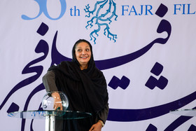 منیژه حکمت در مراسم قرعهکشی جدول سینمای رسانهها در سی و ششمین جشنواره فیلم فجر