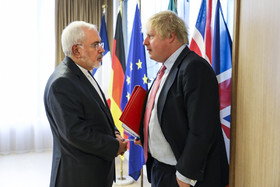 گفت‌و‌گوی بوریس جانسون، وزیر خارجه انگلیس و محمد جواد ظریف، وزیر خارجه ایران در حاشیه نشست برجامی «بروکسل»