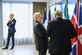 گفت‌و‌گوی بوریس جانسون، وزیر خارجه انگلیس و محمد جواد ظریف، وزیر خارجه ایران در حاشیه نشست برجامی «بروکسل»