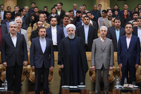 ادای احترام شرکت کنندگان در اختتامیه جشنواره بین المللی فارابی به سرود ملی جمهوری اسلامی ایران 