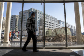 مسجد صاحب الزمان (عج) امروز ۲۵ دیماه توسط شهرداری مشهد تخریب شد. وکیل شهرداری منطقه ثامن مشهد هرگونه ارتباط بین تخریب مسجد و وجود یک مجتمع تجاری بزرگ در نزدیکی این بنا را تکذیب میکند.