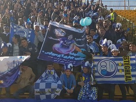 بنر هواداران استقلال برای مجتبی جباری در ورزشگاه ثامن