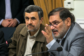 علی شمخانی و محمود‌ احمدی‌نژاد در جلسه مجمع تشخیص مصلحت نظام