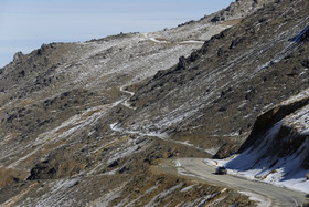 جاده پیست اسکی تاریک دره همدان که در حدفاصل جاده گنجنامه - تویسرکان  که با گذشت یک‌ماه از فصل زمستان با لایه‌های نازک و حتی بدون برف پوشیده شده است.
