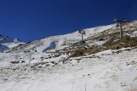  تله سیز واقع در پیست اسکی «تاریک دره» در دامنه کوه الوند قرار گرفته است، این روزها به دلیل عدم بارش برف مناسب و باز نشدن پیست خاموش است.