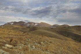 بخش قابل توجهی از ارتفاعات «کوه مردمی» قزوین به دلیل عدم بارش برف در منطقه، خشک شده است.