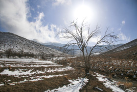 بارش برف در ارتفاعات کوه کرکس و روستاهای واقع در دامنه این کوه همچون قهرود و جوینان - استان اصفهان