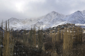 بارش برف در ارتفاعات کوه کرکس و روستاهای واقع در دامنه این کوه همچون قهرود و جوینان - استان اصفهان