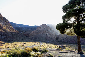 در ضلع شرقی قلعه دختر رودخانه‌ایی فصلی قرارا دارد. 