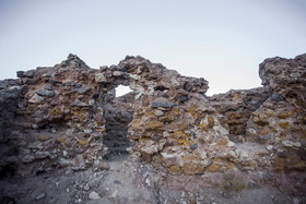  دروازه ورودی در ضلع‌شرقی قلعه دختر قرار دارد. پژوهش‌های باستان شناسی نشان می دهد؛ قلعه دختر ساوه، نیایشگاهی برای عبادت و احترام به آب و  الهۀ آناهید در دوره ساسانیان احداث شده است.

