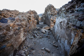  دروازه ورودی در ضلع‌شرقی دیده می‌شود. پژوهش های باستان شناسی نشان می دهد؛ قلعه دختر ساوه، نیایشگاهی برای عبادت و احترام به آب و  الهۀ آناهید در دوره ساسانیان احداث شده است.

