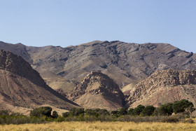  قلعه از دو بخش اصلی تشکیل شده، برای رسیدن به قلعه می‌توان باوسیله نقلیه سواری تا پای دامنه صخره رفت، و سپس مسافتی حدود۳۰۰متر را باید پیاده طی کرد تا به درب ورودی قلعه رسید.