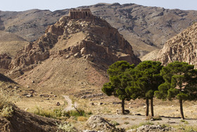 قصر قلعه دختر ساوه بر روی صخره بلدی که توسط صخره‌های متعدد دیگری احاطه شده‌است.