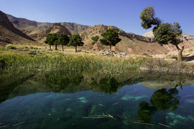 قلعه از جاده ساوه به همدان و از تمامی دشت و شهر ساوه قابل رویت است.در ضلع شرقی  قلعه رودخانه‌ایی فصلی قرارا دارد.