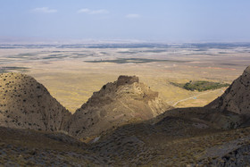 قلعه دختر یا قیز قلعه(به زبان آذری) یادگار تمدن ساسانیان که بر فراز ارتفاعات مشرف بر دریاچۀ ساوه، قرار دارد.