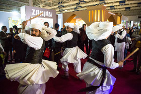 اجرای رقص محلی در حاشیه نمایشگاه گردشگری تهران