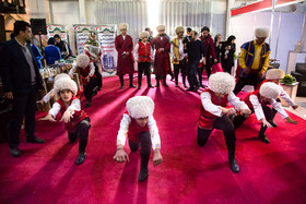 اجرای رقص محلی در حاشیه نمایشگاه گردشگری تهران