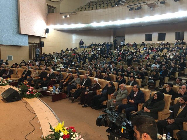 چراغ دوازدهمین جشنواره شعر فجر در کرمانشاه روشن شد