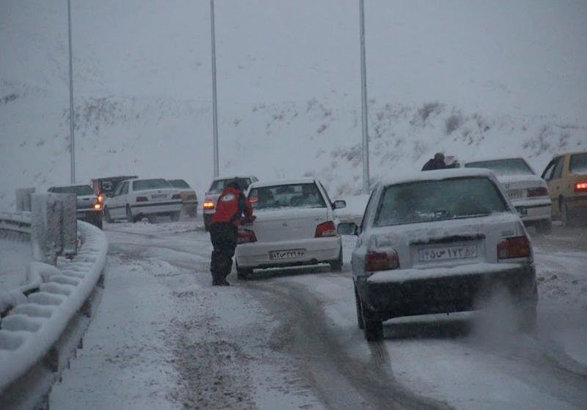 بارش سنگین برف در محورهای هراز و فیروزکوه/ توصیه‌های پلیس به رانندگان